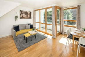 2bed apt Living room Balcony